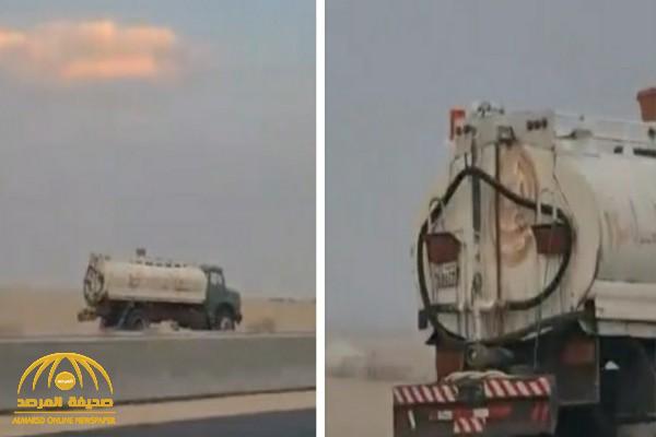 شاهد: "وايت مياه" يسير بسرعة جنونية عكس السير على طريق الوفرة بالكويت