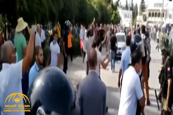 شاهد.. تراشق بالحجارة والزجاجات بين مؤيدي ومعارضي قرارات الرئيس التونسي أمام البرلمان