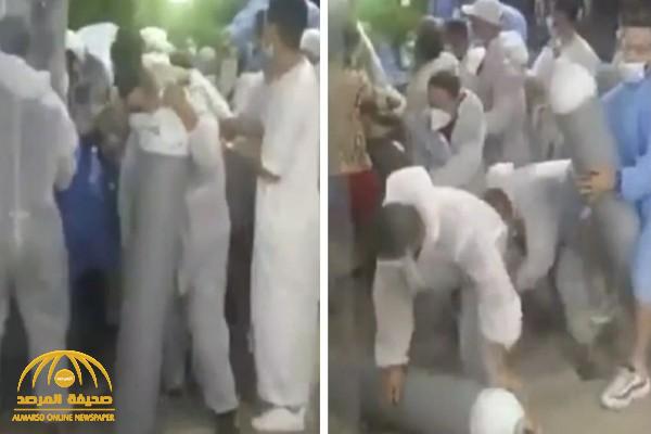 "بعضهم سقط على الأرض".. شاهد: عمال مستشفى في الجزائر يتسابقون لجمع أسطوانات الأكسجين