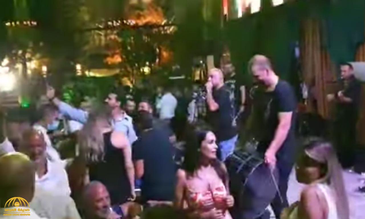 "ضرب هندي بحذاء" .. شاهد: مغني لبناني  يثير الجدل أثناء حفل غنائي في بيروت بسبب كلمات عنصرية