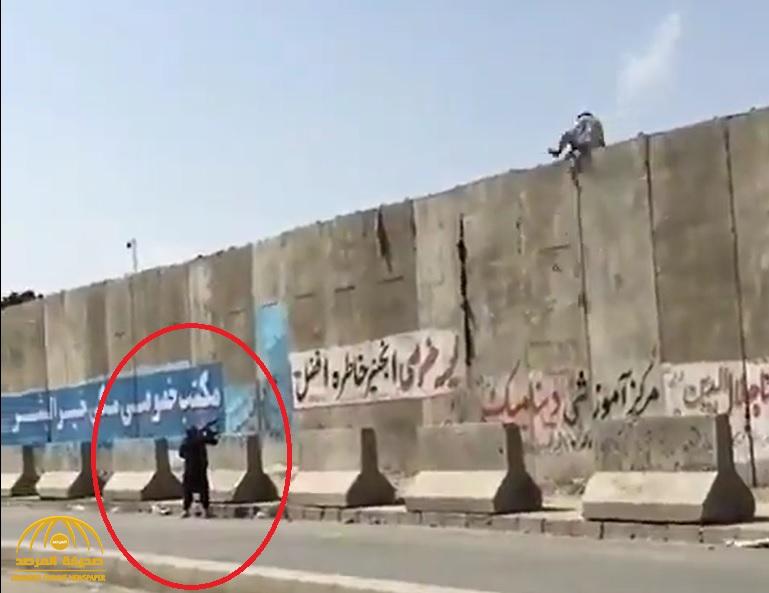 شاهد.. مقاتل من "طالبان" يطلق النار على أفغاني حاول اجتياز جدار مطار "كابول" للهرب خارج البلاد