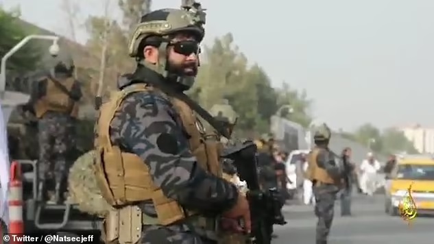 لن تعرفهم.. شاهد: مقاتلو "طالبان" ينتشرون في كابل وهم يرتدون ملابس "الكوماندوز" الأمريكي ويحملون أسلحتهم