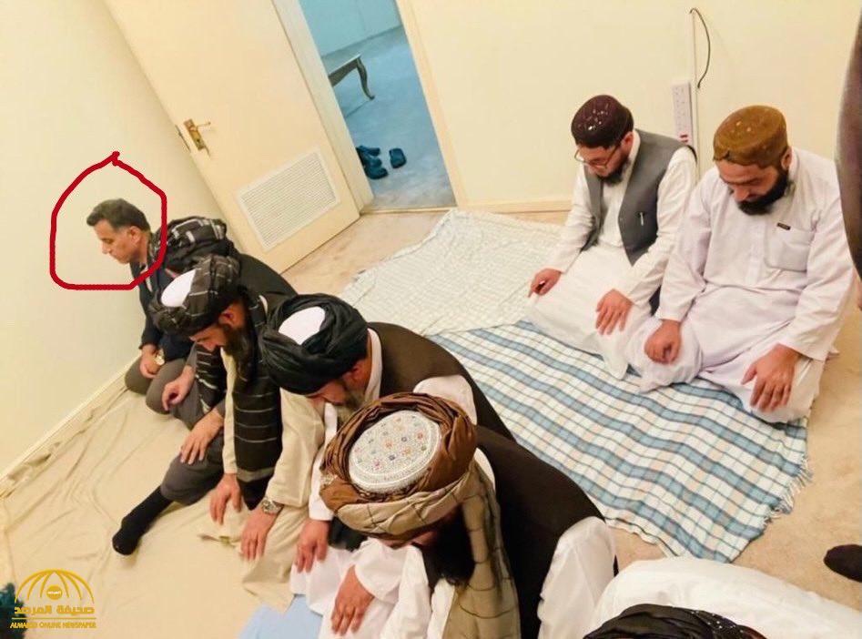 شاهد.. صورتان مثيرتان للجدل تجمعان الرجل الثاني في "طالبان" مع مدير المخابرات الباكستانية