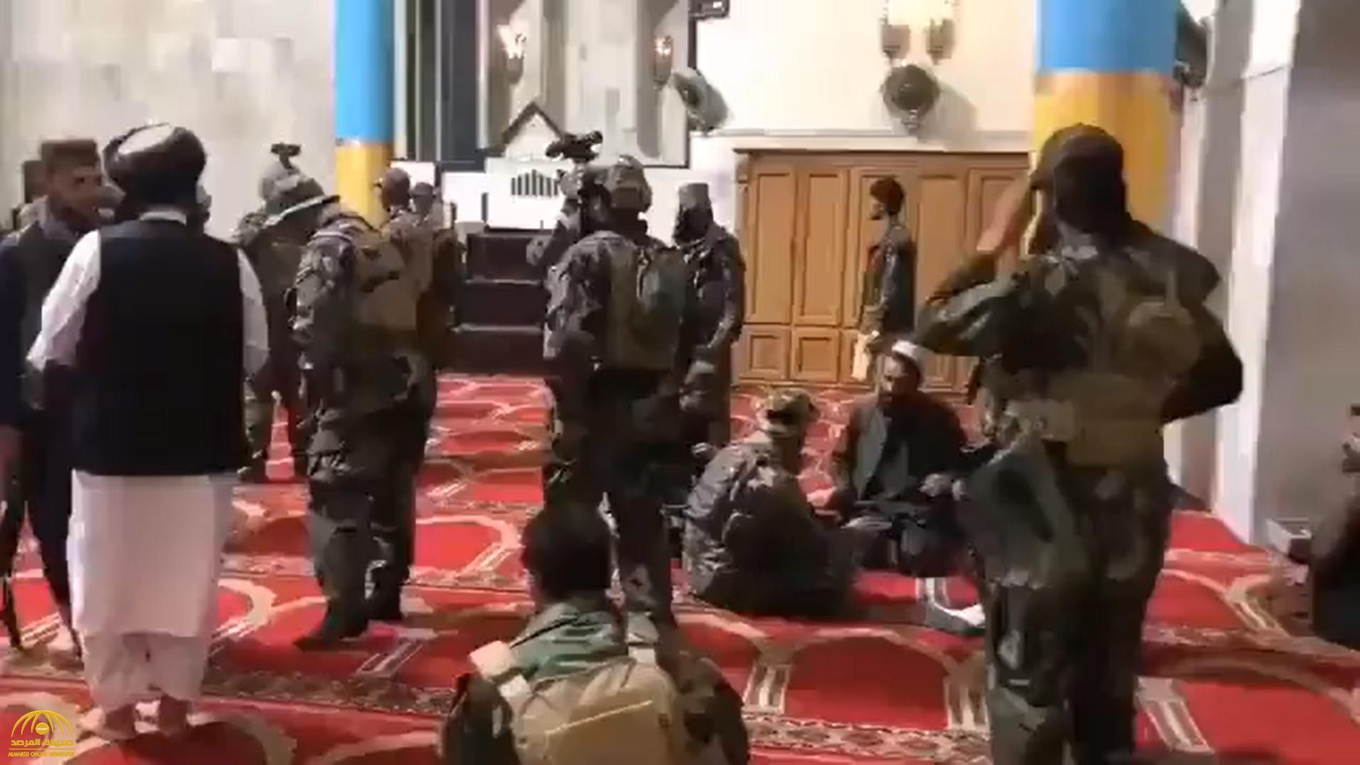 شاهد.. عناصر "طالبان" يرتدون زي "الكوماندوز" الأمريكي ويتجولون في مسجد بالعاصمة "كابل"