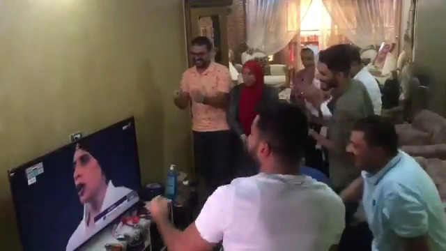 شاهد.. ردة فعل أسرة اللاعبة المصرية "فريال عبدالعزيز" بعد فوزها بذهبية الكاراتيه