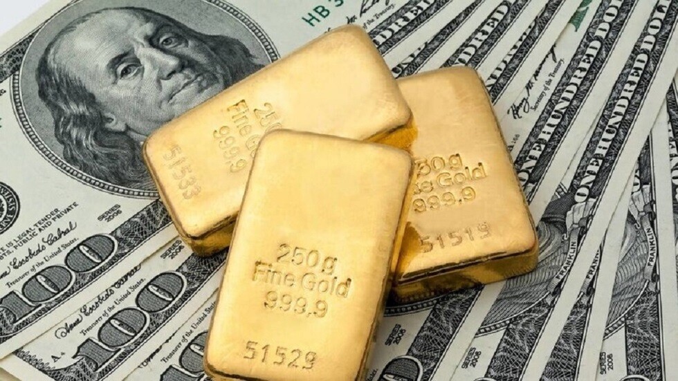 خبير يكشف عن أفضل موعد لاستبدال الدولارات بالذهب هذا العام