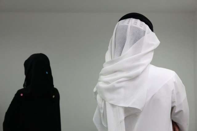 قصة سعودي طلق زوجتين بسبب حبة لامرأة خارج المملكة.. وبعدما سافر لها وتزوجها كانت الصدمة!