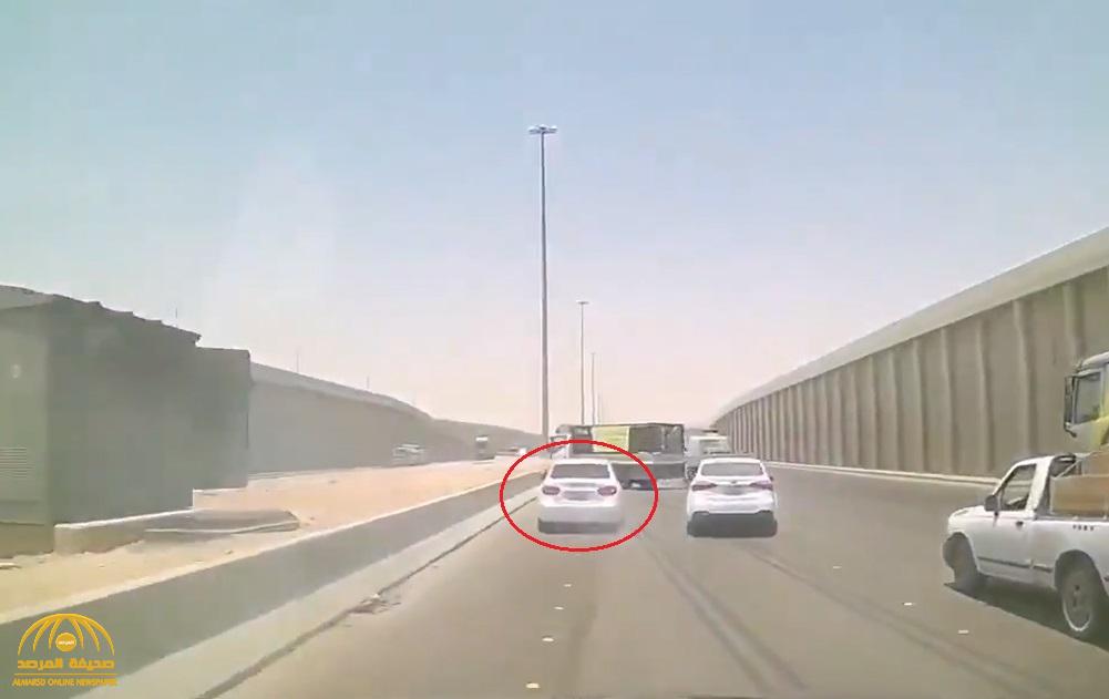 شاهد.. ماذا حدث لسيارة مسرعة تفاجأت بشاحنة متعطلة على طريق الرياض - الخرج