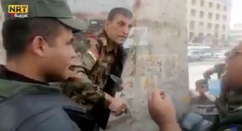 بيد مقطوعة... شاهد: جندي في الجيش العراقي يهدد بحرق نفسه !