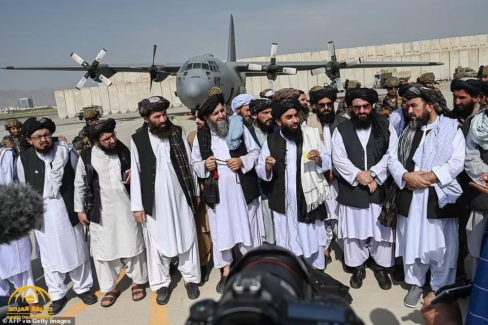 شاهد: قادة ومقاتلو طالبان داخل مطار كابل بعد السيطرة عليه