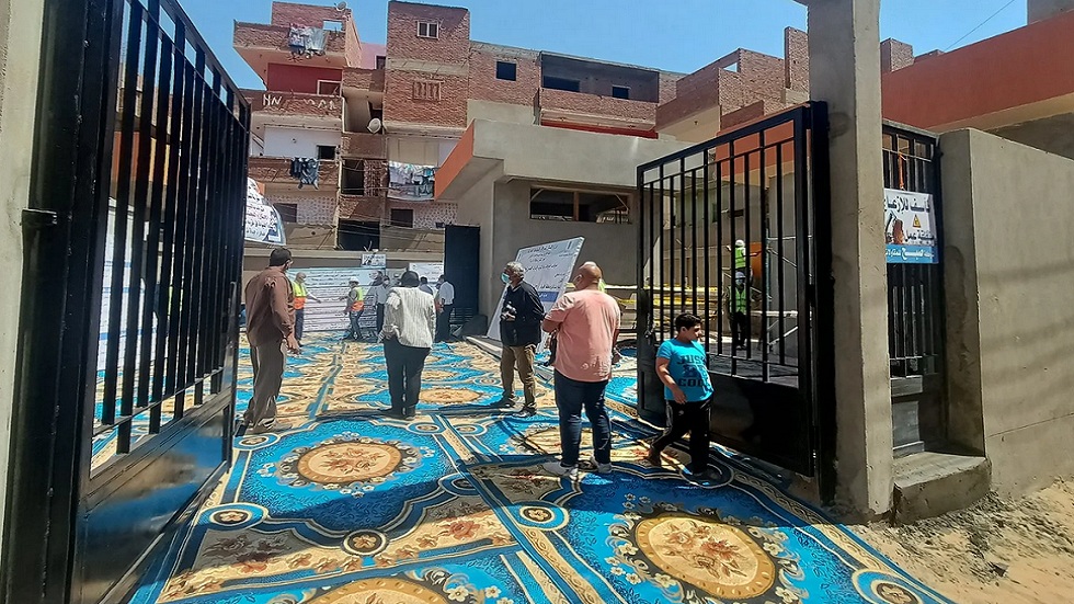 مصر.. سجادة زرقاء تثير غضب وزير الإسكان خلال جولة تفقدية