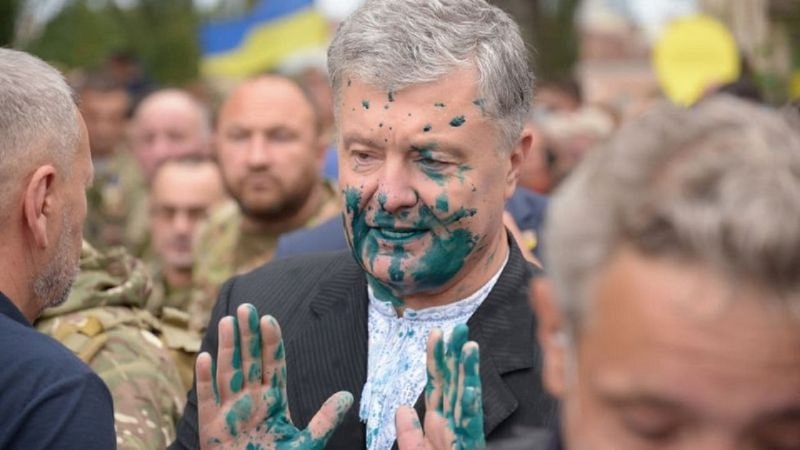 شاهد.. رئيس أوكرانيا السابق يتعرض للاعتداء