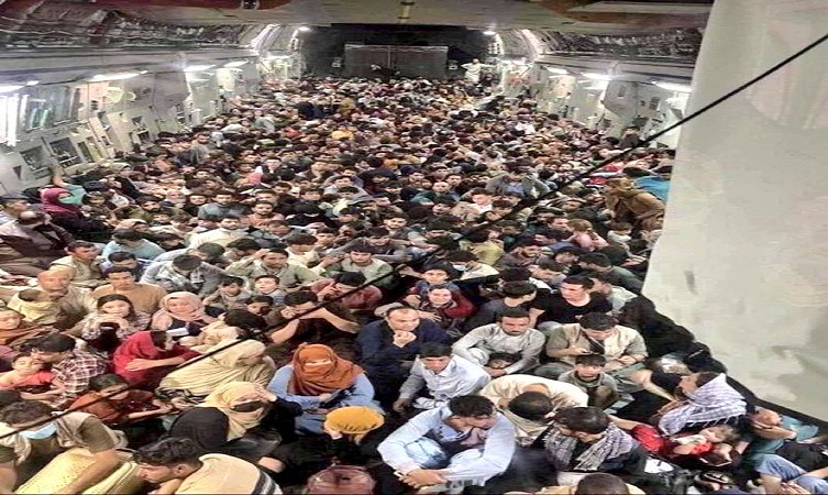 شاهد أول صورة من داخل طائرة إجلاء الأفغان بمطار كابل هرباً من طالبان