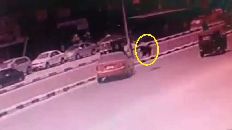 مصر.. شاهد: سيارة مسرعة تدهس امرأة وتقذفها في الهواء أثناء عبورها الطريق