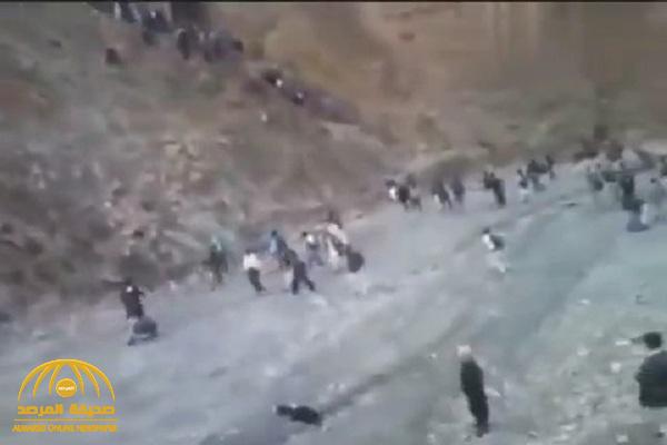 شاهد.. مئات الأفغان يتسلقون الجبال هرباً من طالبان واللجوء لهذه الدولة!