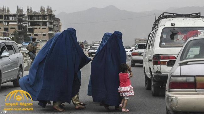 بعد نفاده من الأسواق.. النساء الأفغانيات يلجأن لأغرب شيء لصناعة "البرقع" وارتدائه