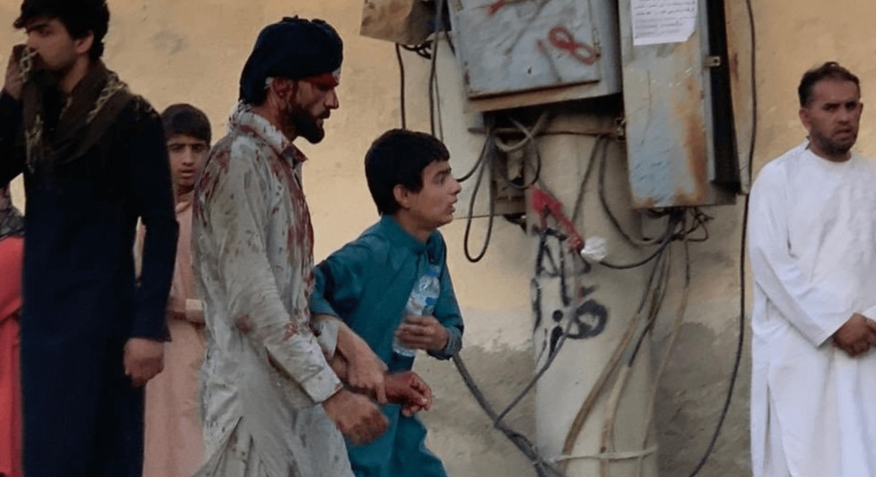 بالصور : انتحاري يفجر نفسه أمام مطار كابل وسقوط عدد من الضحايا بينهم "عسكريون أمريكيون"