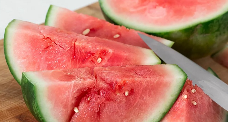 خبيرة تغذية تحذر من تناول البطيخ مع البذور