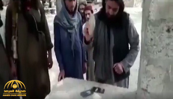 شاهد.. أحد عناصر طالبان يحطم  " هاتف جوال” شاب أفغاني بحجر .. ويردد "الله أكبر" !