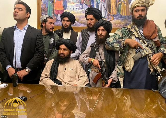 لقطات جديدة من داخل القصر الرئاسي الأفغاني.. شاهد: مقاتلو "طالبان" بالرشاشات وزعيم الحركة على مكتب الرئيس