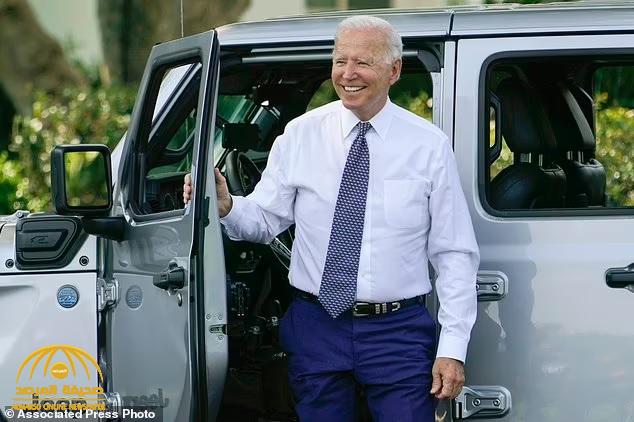 شاهد.. "بايدن" يقود سيارة "جيب" كهربائية في ساحة البيت الأبيض