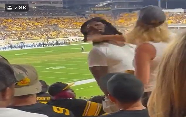 شاهد.. فتاة شقراء توجه صفعة قوية لرجل أسمر خلال مشاجرة عنيفة في مباراة كرة قدم بأمريكا