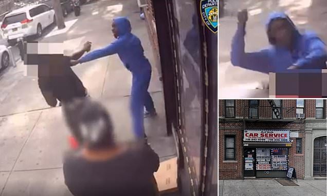 شاهد.. فيديو صادم لرجل يفاجئ آخر ويطعنه في شارع بنيويورك