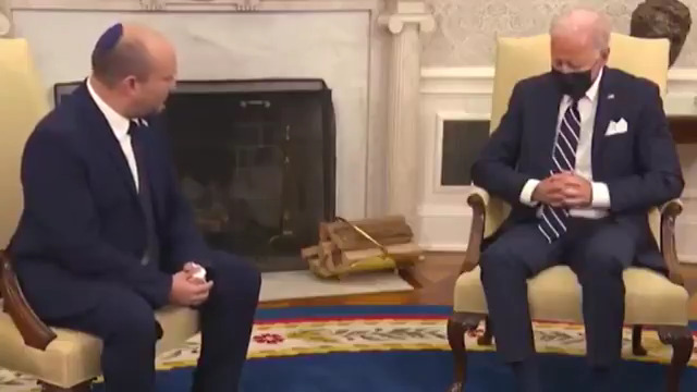شاهد.. "بايدن" يتجاهل رئيس الوزراء الإسرائيلي وينام خلال اللقاء بينهما في "البيت الأبيض"