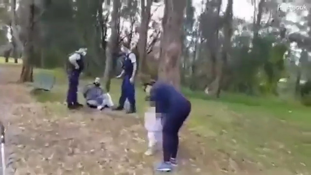 شاهد.. طريقة تعامل الشرطة الأسترالية مع أب برفقته طفلته في حديقة عامة لعدم ارتدائه الكمامة
