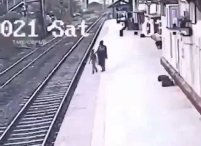 طفل يسقط على قضبان السكة الحديد قبل ثواني من وصول القطار.. شاهد : ماذا حدث؟