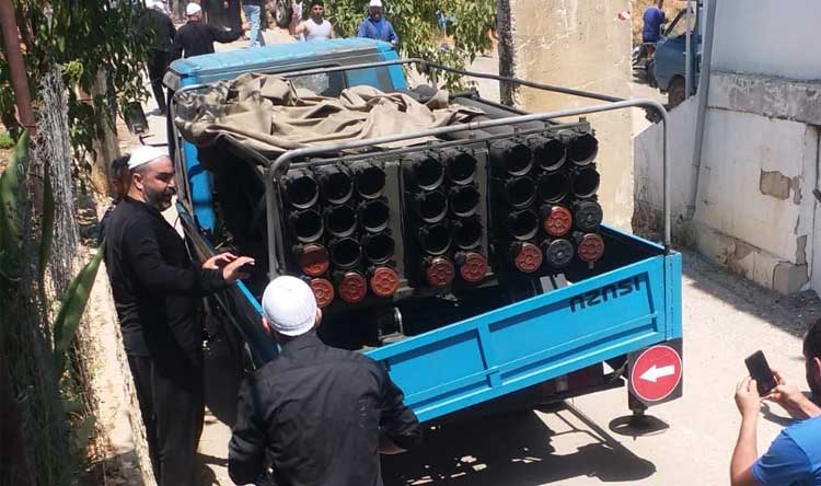 شاهد.. سكان قرية لبنانية يعترضون شاحنة صواريخ لـ"حزب الله"