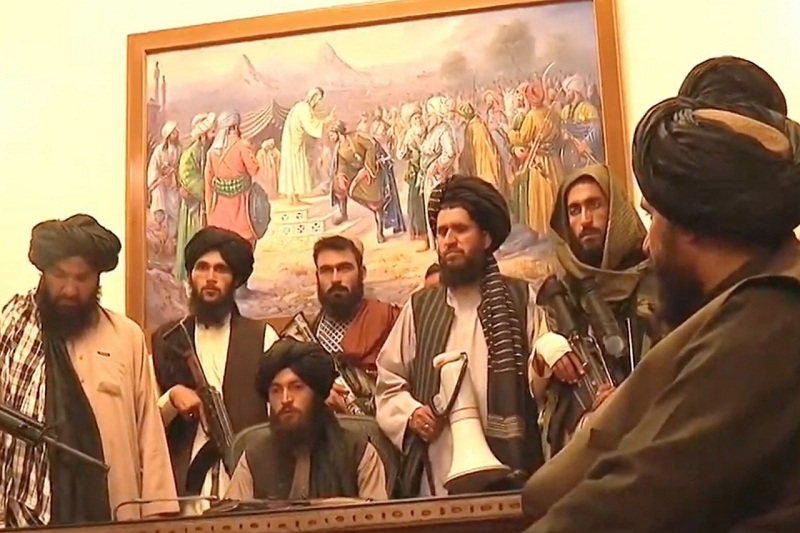"لو عرفوا معناها لأزالوها".. رسام يكشف قصة اللوحة التي ظهرت خلف قيادات "طالبان" في قصر الرئاسة الأفغاني