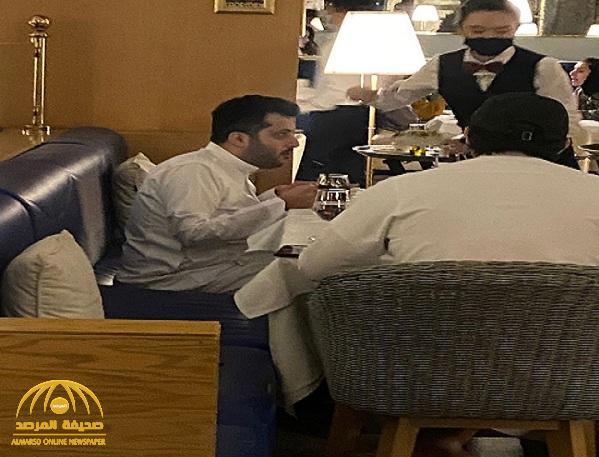أول تعليق من تركي آل الشيخ على صورة متداولة له تم التقاطها فجأة أثناء عشائه بأحد مطاعم الرياض