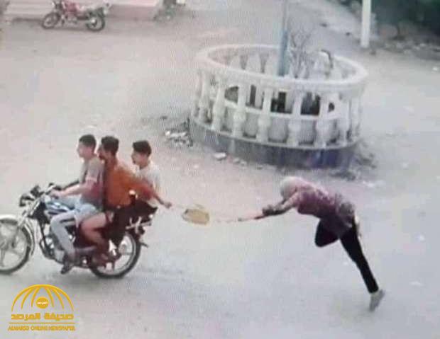 شاهد : لحظة انتزاع حقيبة فتاة مصرية بطريقة عنيفة من قبل 3 لصوص وسقوطها على الأرض