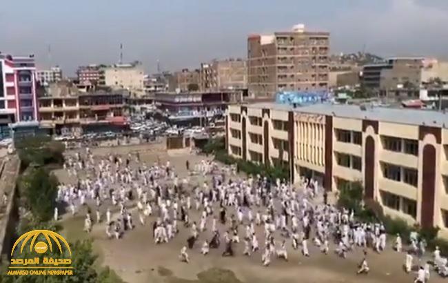 شاهد.. لحظة فرار الأطفال من مدارسهم عقب أنباء عن وصول مسلحي طالبان