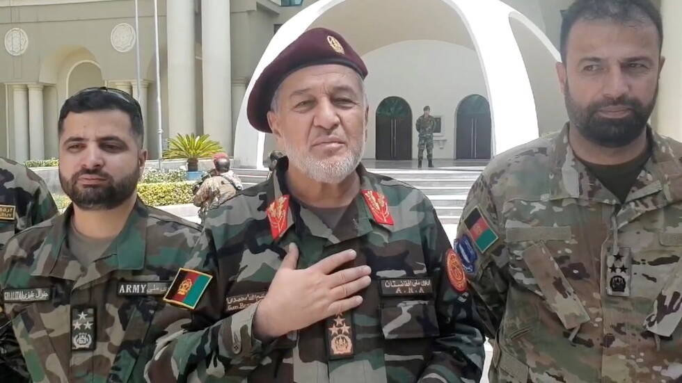 وزير الدفاع الأفغاني: اللعنة على غني وعصابته