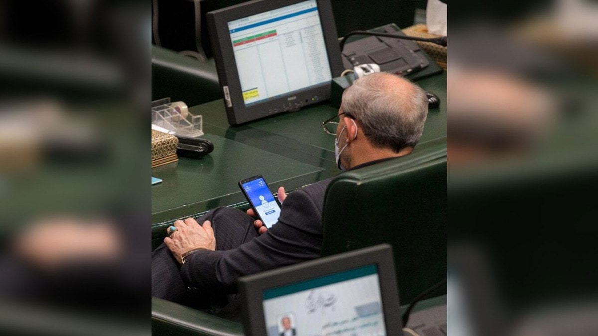 شاهد.. سخرية من نائب إيراني بعد رصد ما كان يفعله على هاتفه داخل البرلمان