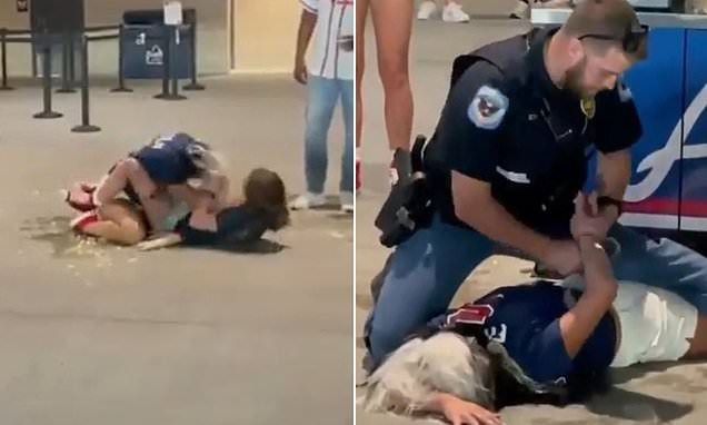 شاهد: مشاجرة  وشد شعر بين فتاتين .. وشرطي أمريكي  يلقي القبض على إحداهن بطريقة عنيفة