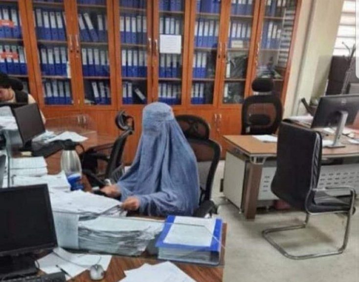 شاهد.. أول صورة للحجاب الذي ستفرضه "طالبان" على المرأة  الموظفة في أفغانستان