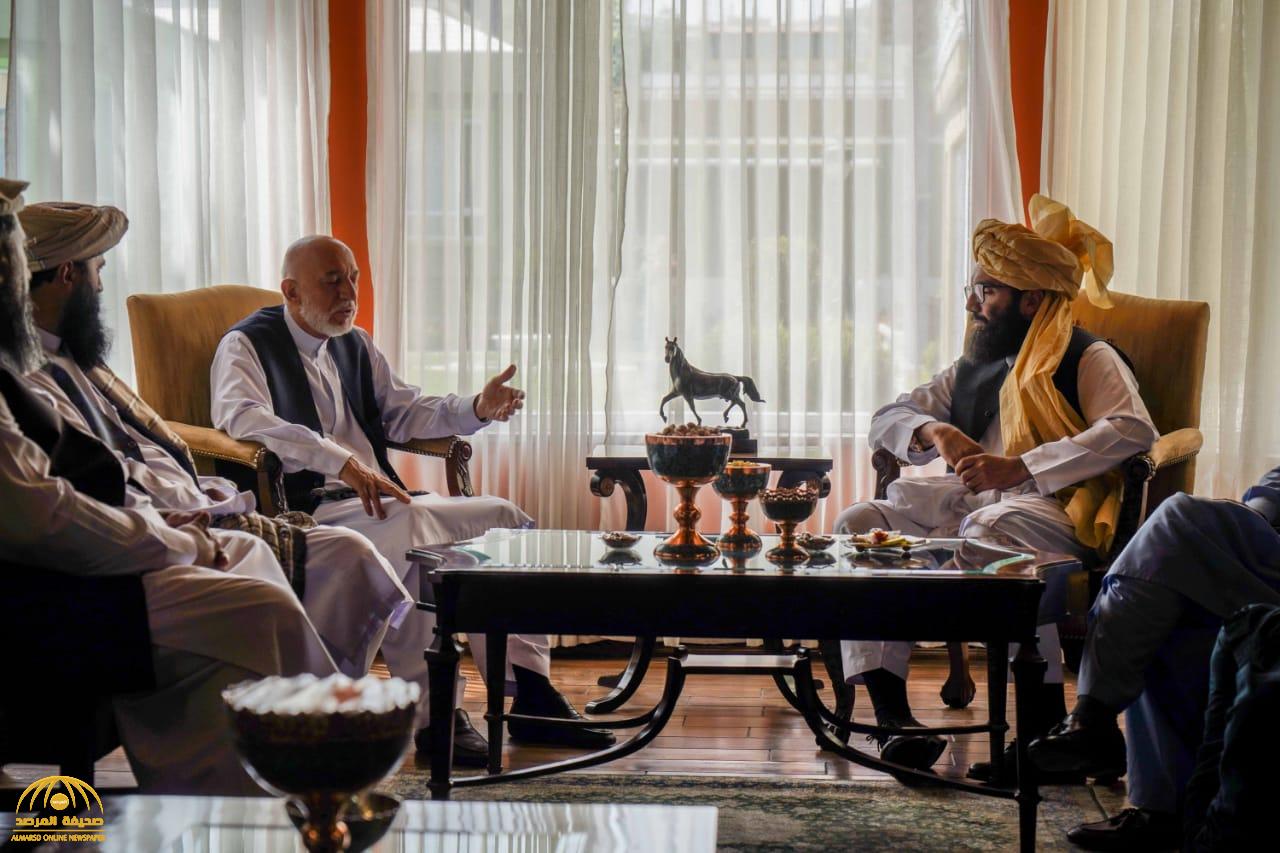 بالصور: وفد من كبار قادة طالبان يزور الرئيس الأفغاني السابق "حامد كرزاي" .. والكشف عن سر الزيارة
