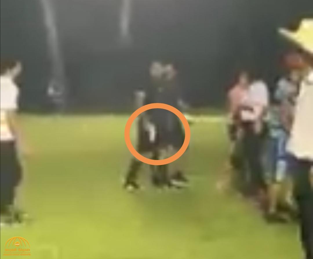 حكم يطلق النار نحو أحد اللاعبين أثناء مباراة لكرة القدم (فيديو)