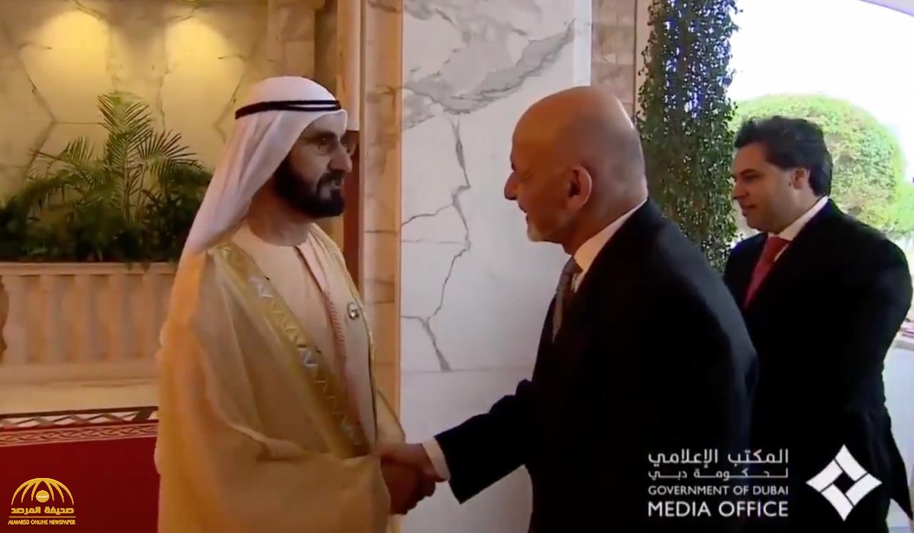 شاهد: أول ظهور للرئيس الأفغاني الهارب أشرف غني في الإمارات.. وحاكم دبي في استقباله