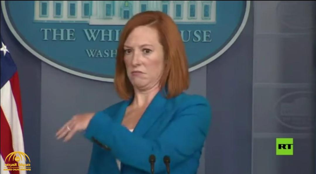 شاهد.. ردة فعل متحدثة البيت الأبيض عندما هاجمتها حشرة عدوانية خلال مؤتمر صحفي