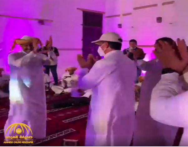 شاهد..  وزير السياحة ينشر فيديو له وهو يشارك الرقصة الشعبية أثناء زيارته محافظة ينبع