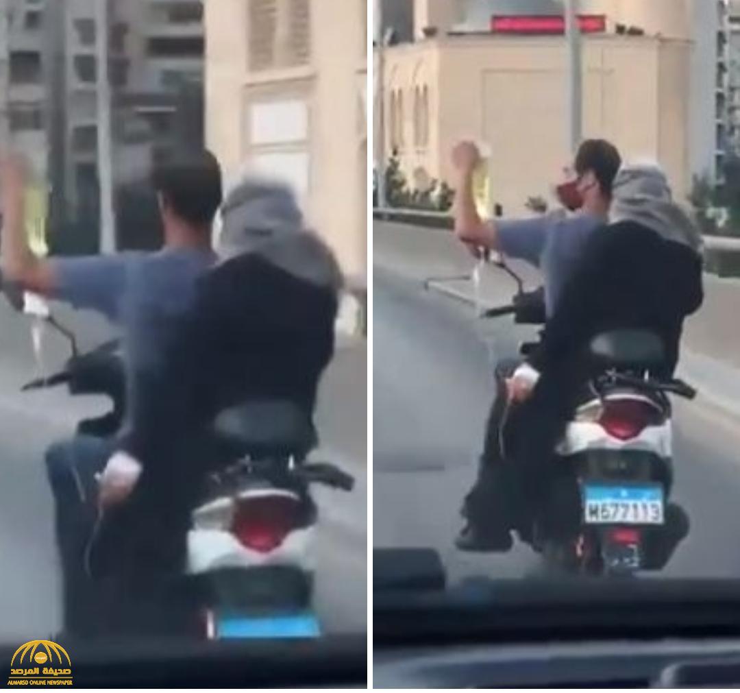 منظر لن تراه إلا في لبنان .. شاهد: سائق دراجة نارية ينقل مريضة ويمسك بيده “محلول”