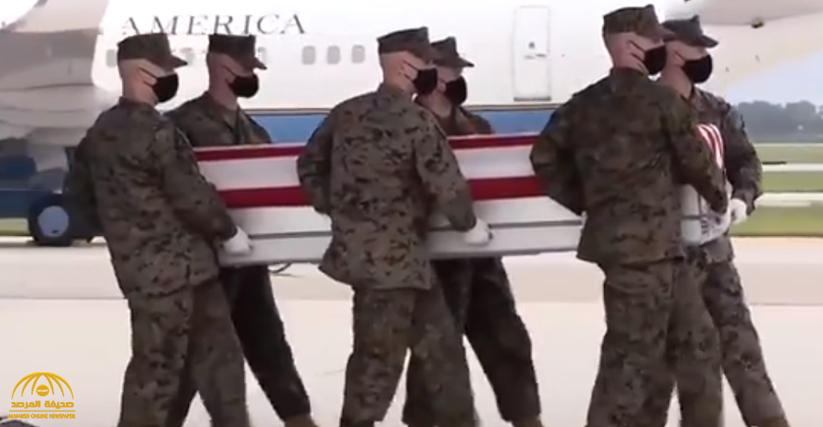 شاهد.. لحظة وصول جثث العسكريين الأمريكيين ضحايا تفجير مطار كابل إلى قاعدة "دوفر"