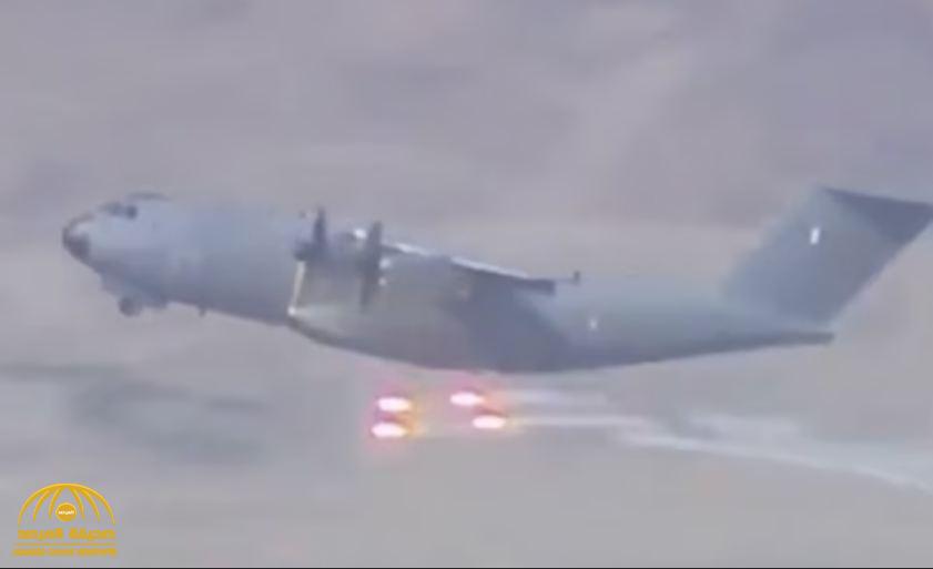 شاهد.. سرّ إطلاق طائرة عسكرية "قنابل نارية" أثناء إقلاعها من "مطار كابل" لإجلاء المتعاونين الأفغان