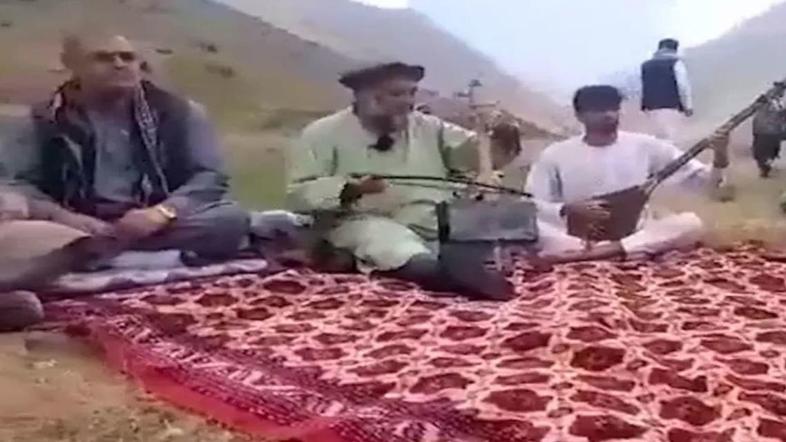 "طالبان" تقتل فنان شعبي شهير بعد سحبه من منزله بطريقة عنيفة!