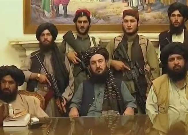"طالبان" تكشف موقفها من تمديد مهلة انسحاب القوات الأجنبية من أفغانستان بعد تفجير مطار كابل