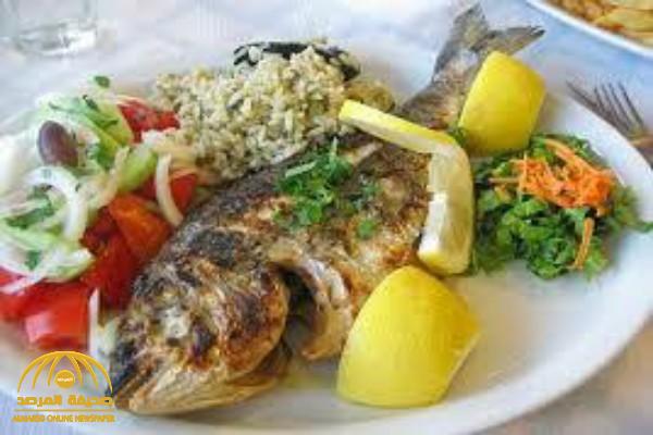 مصر: عامل مطعم ذهب لتوصيل وجبة سمك لزبونة.. وعندما فتحت باب الشقة كانت الصدمة!